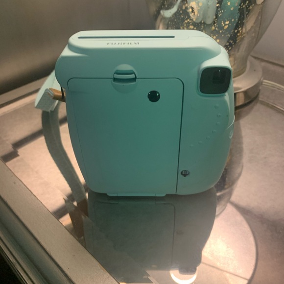 The insta mini 9 camera - Picture 2 of 2